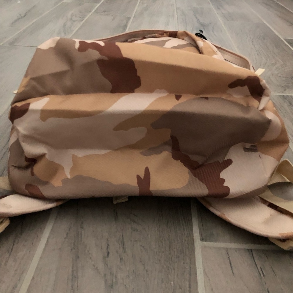 Nike SB Icon AOP D Camo Backpack Desert Camo - Picture 8 of 8